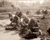 Bolo treba odstrániť bahno zo športového areálu.